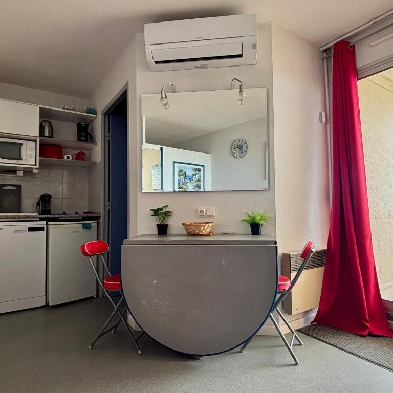 Appartement avec Piscine et Terrasse Proche Commerces - FR-1-748-15 - Apartment - 14