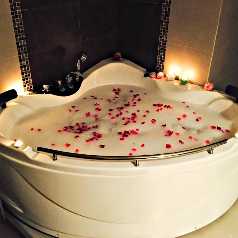 Petit Chateau Hotel Boutique - Deluxe Suite with Spa Bath - 2