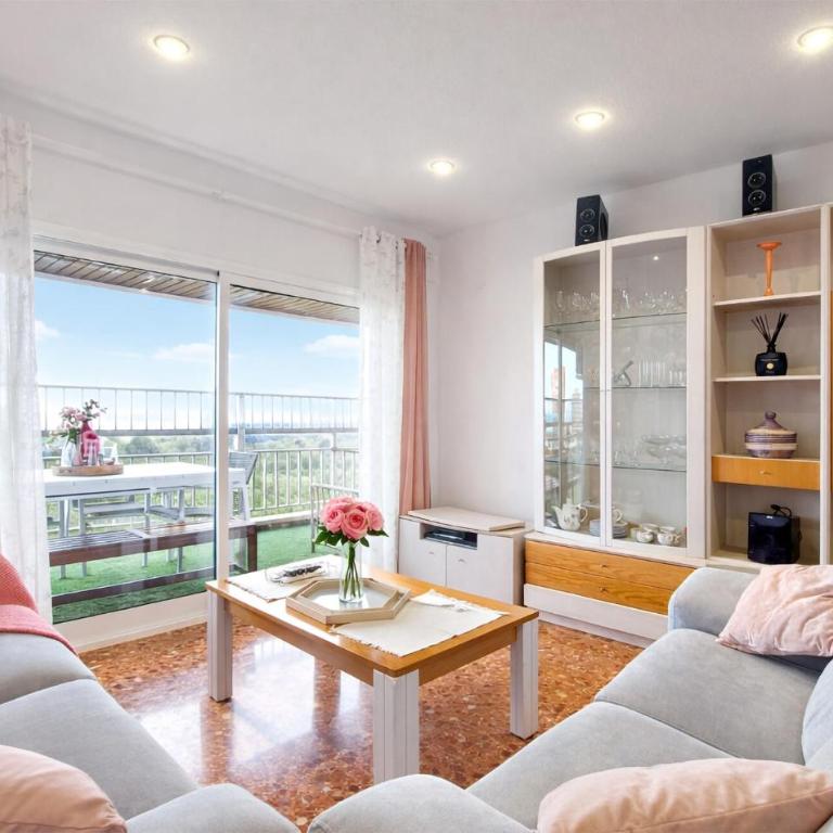 Lovely Apartment In Valencia With House Sea View - Three-Bedroom Apartment - 2
