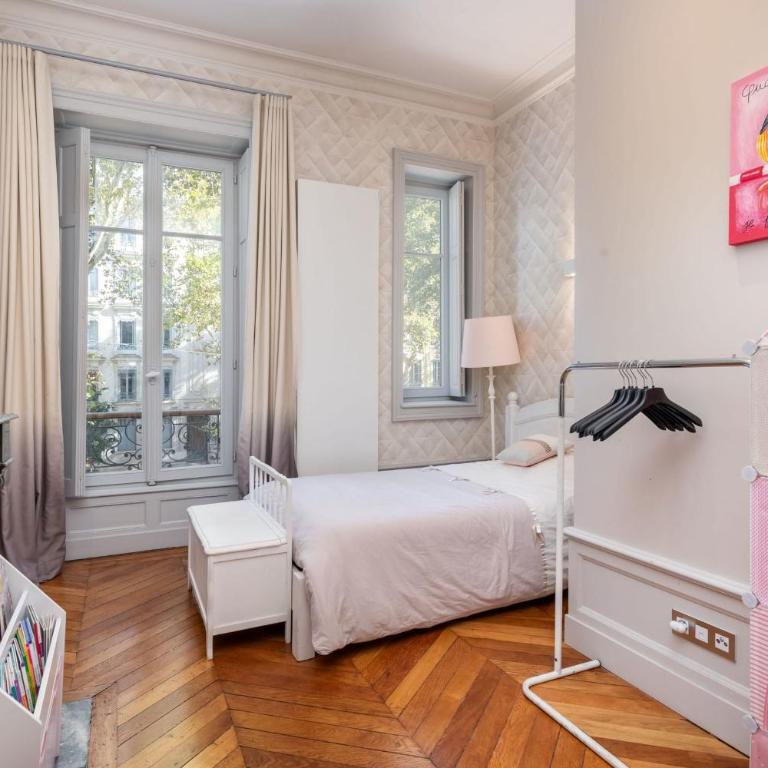 Découverte - une villa avec piscine qui révèle tout son charme - Maison de Vacances - 30