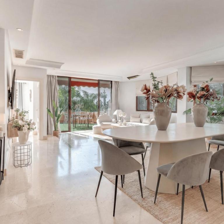 VACATION MARBELLA I La Alzambra Peaceful Hideaway with Sea views, Close to Puerto Banus, Large Communal Pool, Luxury Renovated Interiors, Sun-Drenched Terrace - Casa de 3 dormitorios - 5