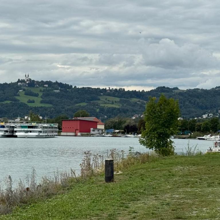 Wohnen am Fluss im City Apartment Linz Donaublick - Garten, Cafe & WLAN, Self-checkin, Parkplatz, für 4 Gäste - Apartment mit 2 Schlafzimmern - 25