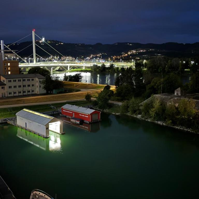 Wohnen am Fluss im City Apartment Linz Donaublick - Garten, Cafe & WLAN, Self-checkin, Parkplatz, für 4 Gäste - Apartment mit 2 Schlafzimmern - 28