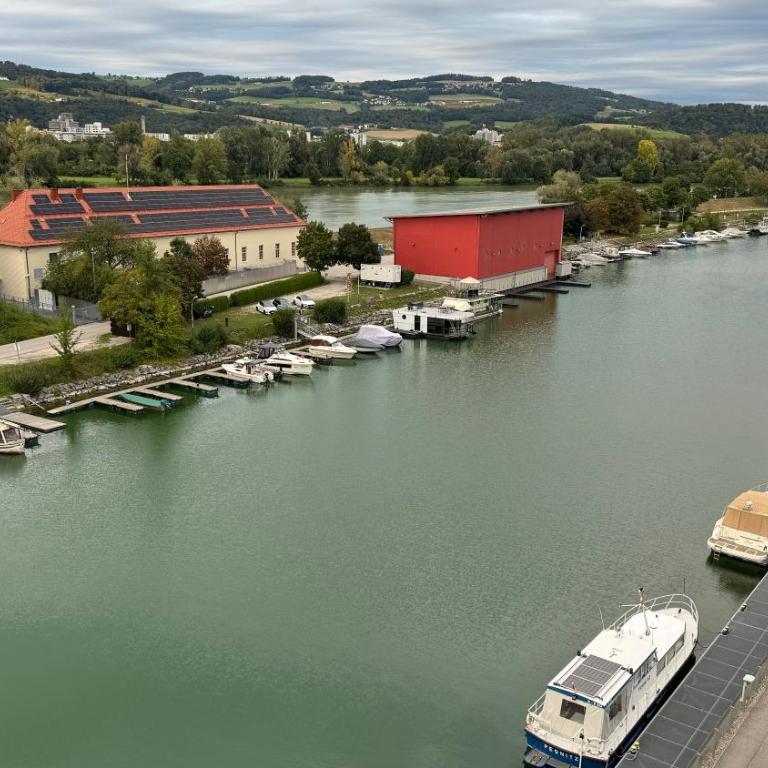 Wohnen am Fluss im City Apartment Linz Donaublick - Garten, Cafe & WLAN, Self-checkin, Parkplatz, für 4 Gäste - Apartment mit 2 Schlafzimmern - 26
