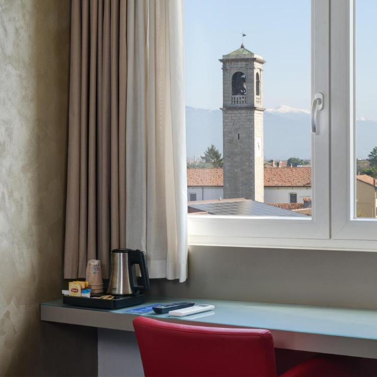 Best Western Hotel Continental - Classic Queen Room with Garden View - Non-Smoking - 1