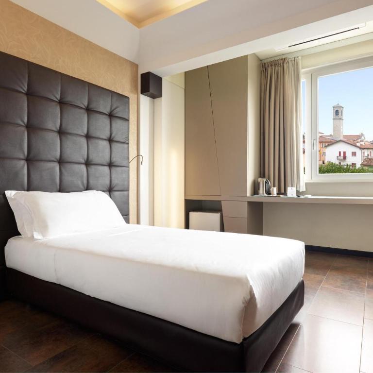 Best Western Hotel Continental - Economy Single Room with Roll-In Shower - Disability Access/Non-Smoking - 1