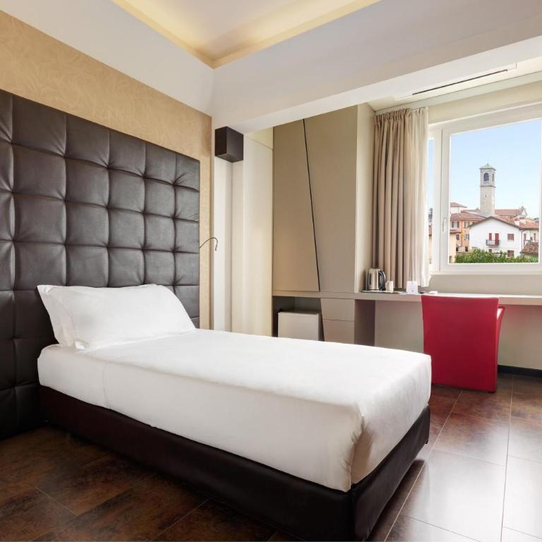 Best Western Hotel Continental - Economy Single Room with Roll-In Shower - Disability Access/Non-Smoking - 3