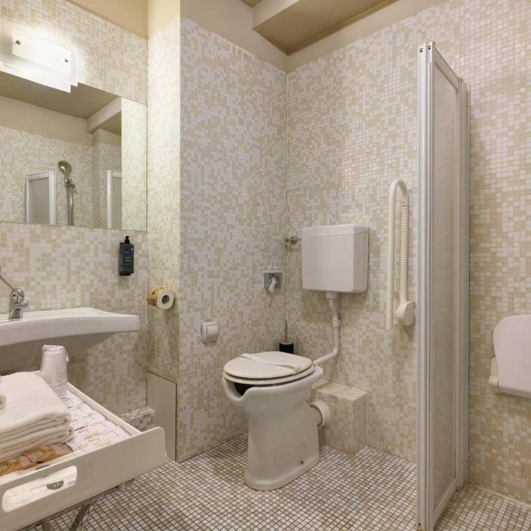 Best Western Hotel Continental - Economy Single Room with Roll-In Shower - Disability Access/Non-Smoking - 4
