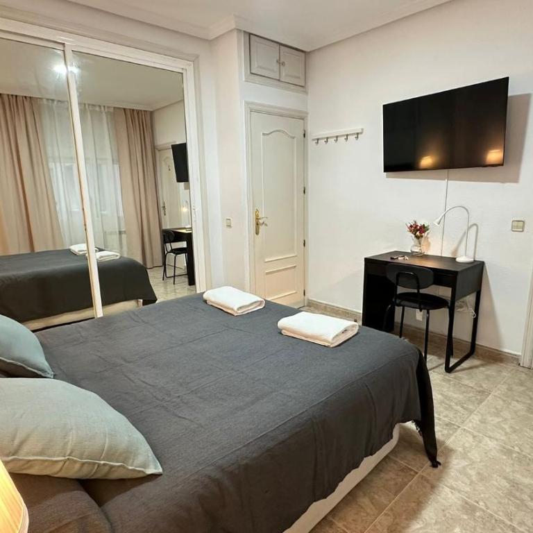 Habitaciones Díaz - Double Room with Private Bathroom - 6