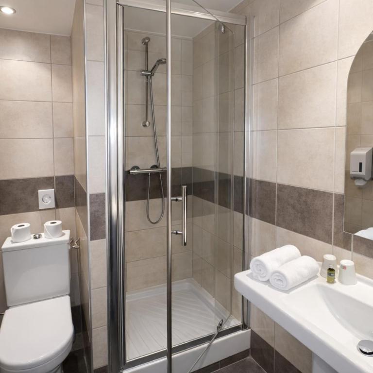 Logis Hotel Le Lac - Chambre Economique - Côté Rue - 2