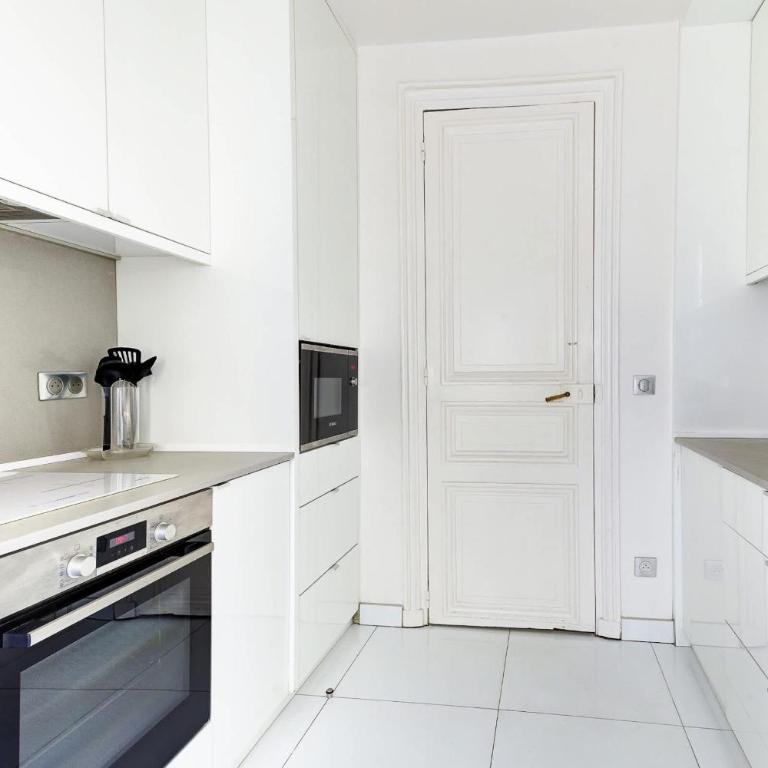 BnBNova - 3BR 2BA - Champs-Élysées & Arc de Triomphe - Apartment - 18