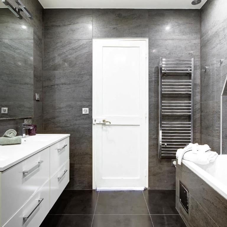 BnBNova - 3BR 2BA - Champs-Élysées & Arc de Triomphe - Apartment - 25