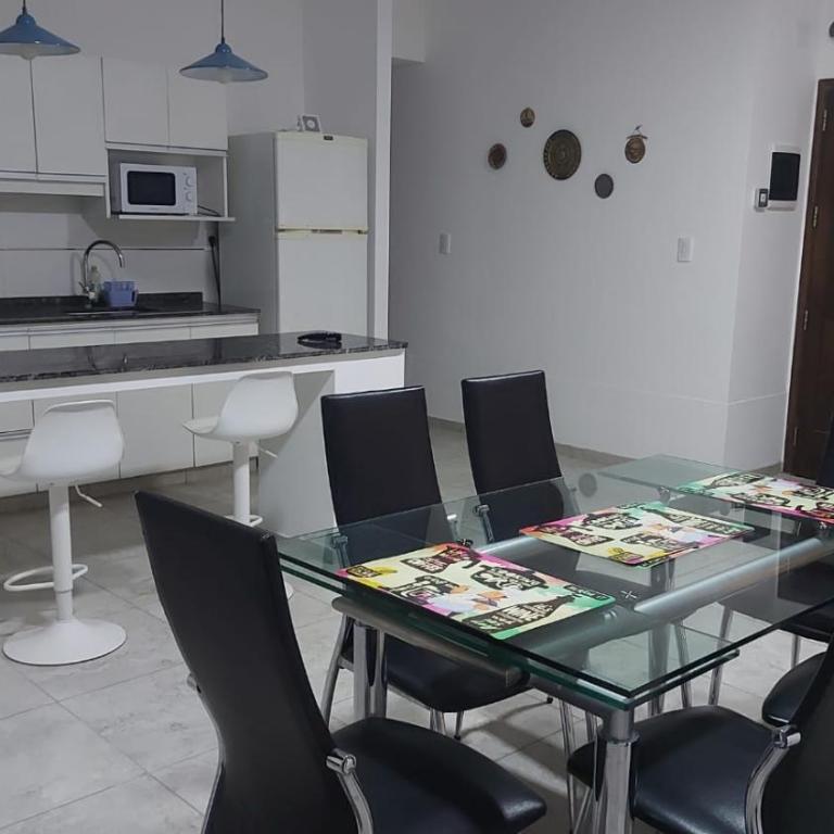 Casa cómoda con pileta - Three-Bedroom House - 4