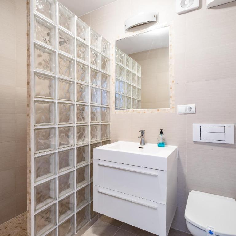 Apartment with Sea Views, Terrace & Pool, Nerja - Apartamento de 2 dormitorios - 19