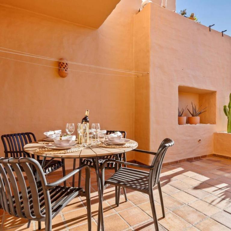 2BR Coastal Escape with Pool and Private Terrace - Apartamento - 7