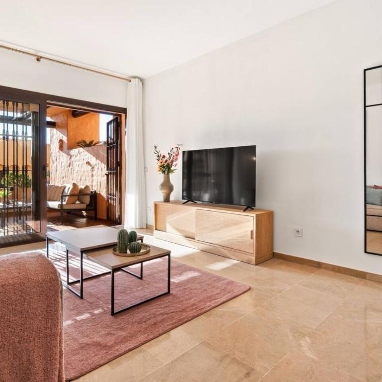2BR Coastal Escape with Pool and Private Terrace - Apartamento - 10
