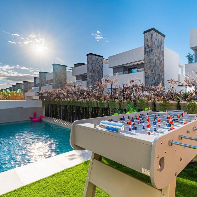 Villa de lujo con jacuzzi, cine, billar y futbolín - Three-Bedroom Apartment - 3