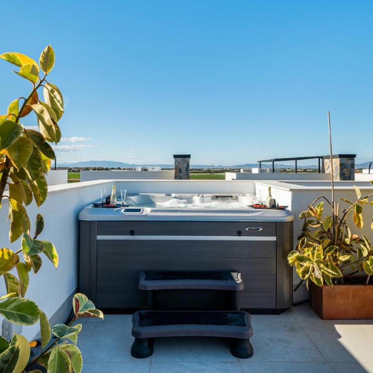 Villa de lujo con jacuzzi, cine, billar y futbolín - Three-Bedroom Apartment - 16
