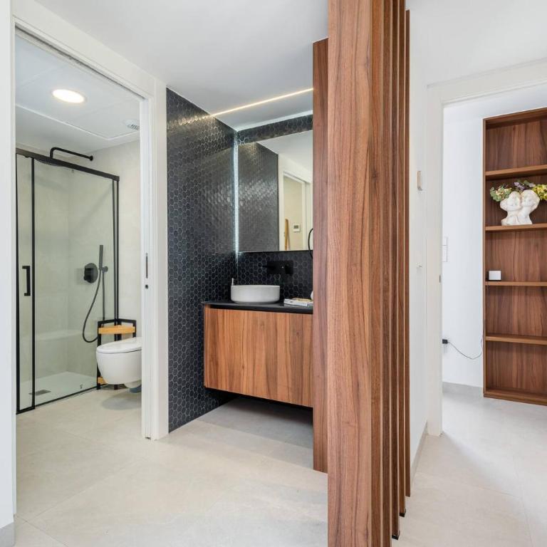 Villa de lujo con jacuzzi, cine, billar y futbolín - Three-Bedroom Apartment - 19
