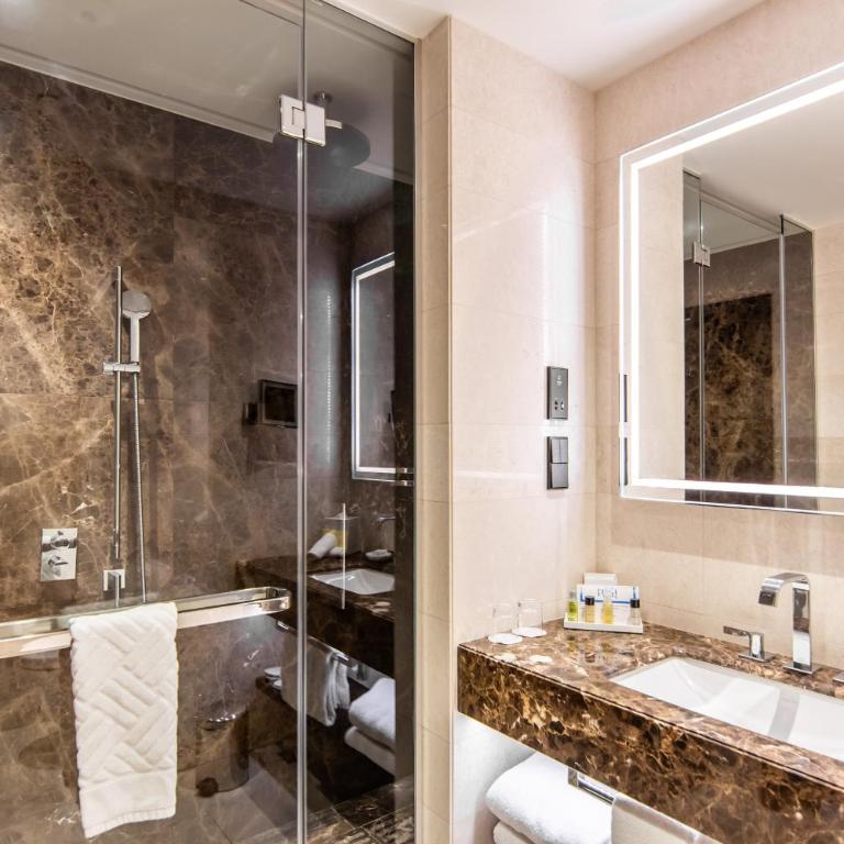 Hilton Belgrade - Zimmer mit Kingsize Bett - 5