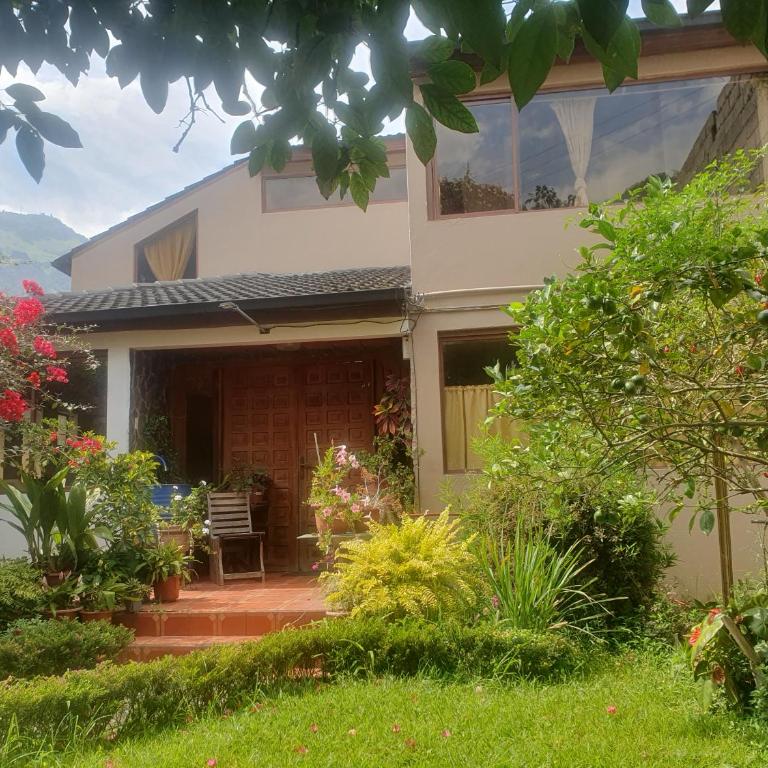 Casa Familiar con Jardin - Four-Bedroom House - 1