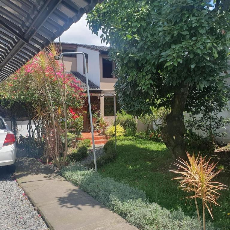 Casa Familiar con Jardin - Four-Bedroom House - 4