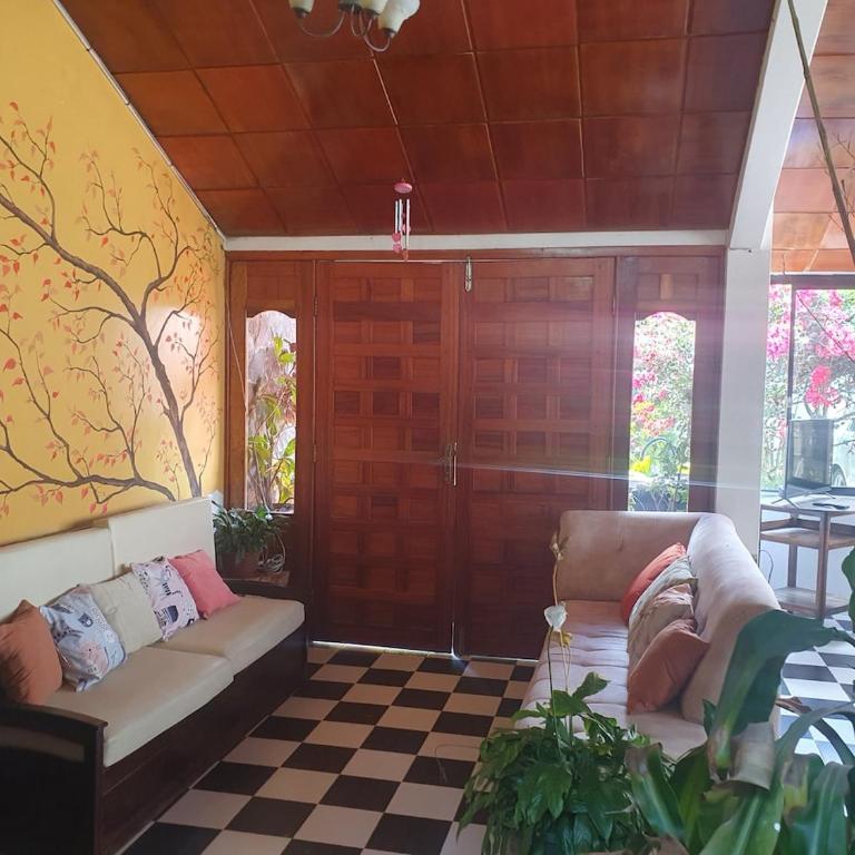 Casa Familiar con Jardin - Four-Bedroom House - 5