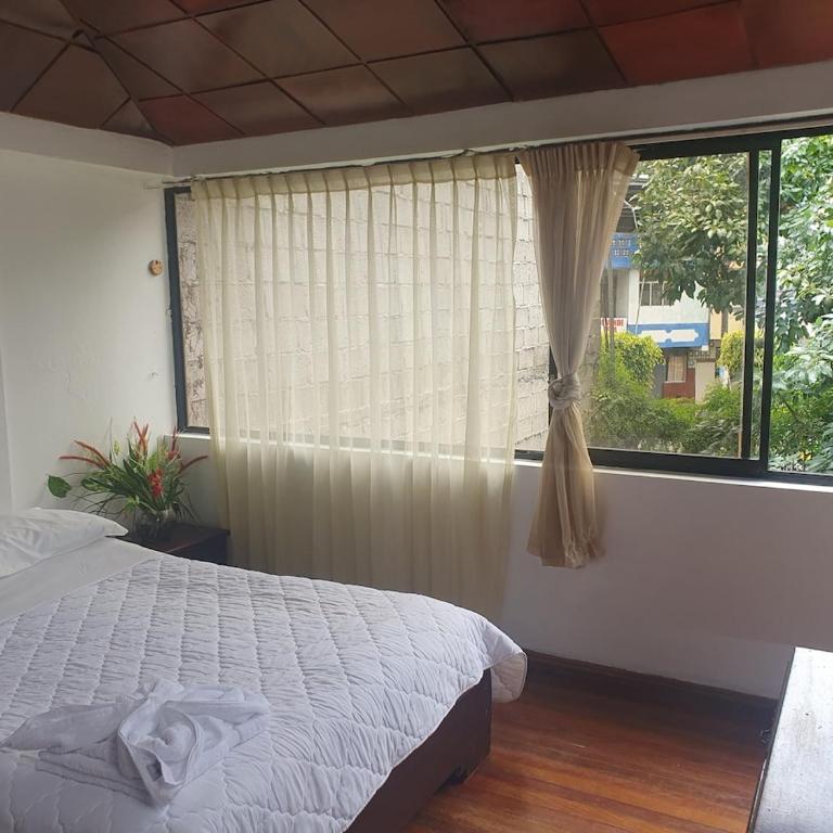 Casa Familiar con Jardin - Four-Bedroom House - 13