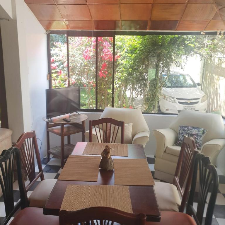 Casa Familiar con Jardin - Four-Bedroom House - 15