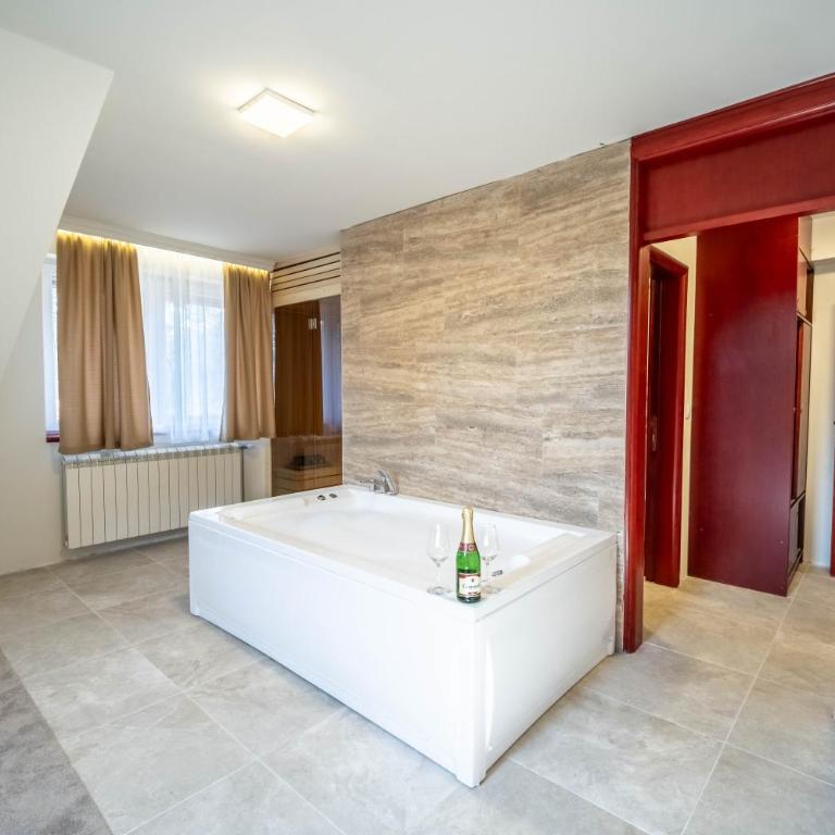 Divski Resort - Dvokrevetna Soba sa Bračnim Krevetom i Spa Kadom - 11