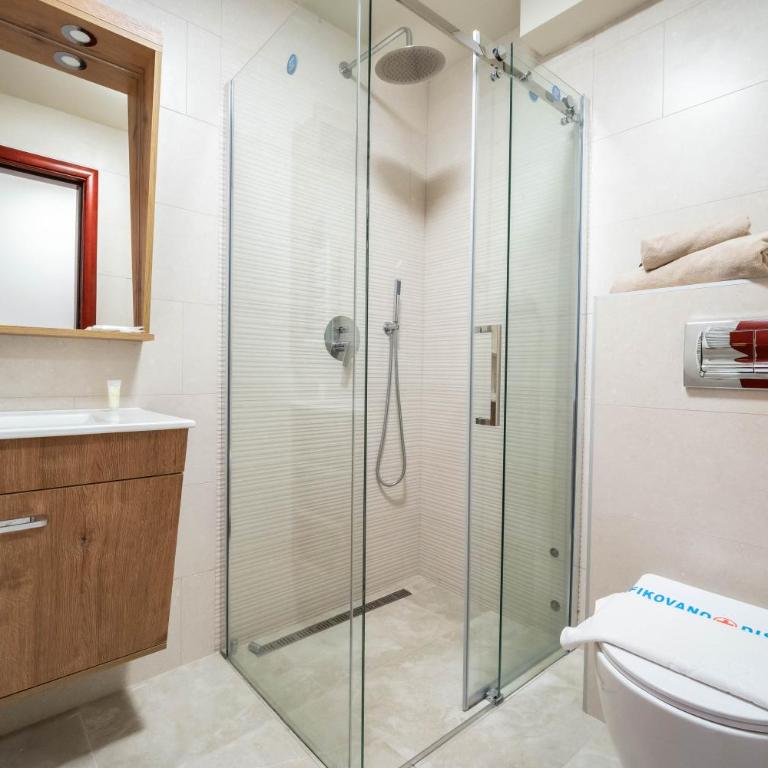Divski Resort - Dvokrevetna Soba sa Bračnim Krevetom i Spa Kadom - 13