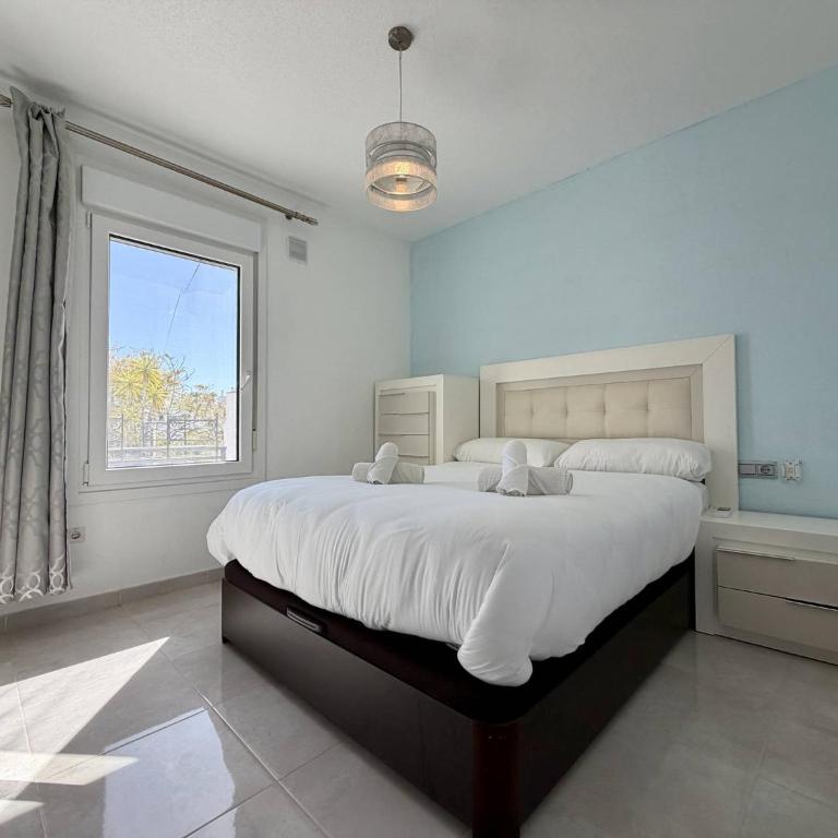 Tropicana 6C - Apartment with Sea Views, Large Terrace and BBQ - Two-Bedroom Apartment with Terrace and Sea View - 3