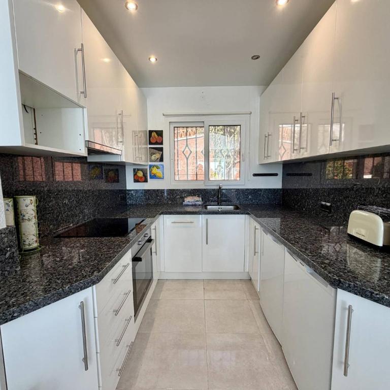 Tropicana 6C - Apartment with Sea Views, Large Terrace and BBQ - Two-Bedroom Apartment with Terrace and Sea View - 4