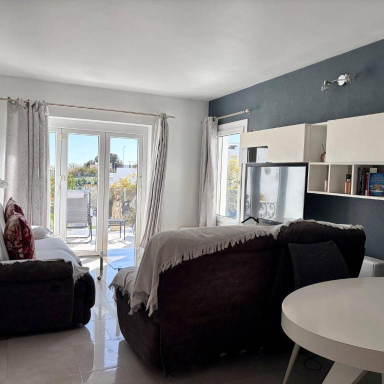 Tropicana 6C - Apartment with Sea Views, Large Terrace and BBQ - Two-Bedroom Apartment with Terrace and Sea View - 9