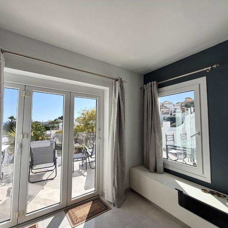 Tropicana 6C - Apartment with Sea Views, Large Terrace and BBQ - Two-Bedroom Apartment with Terrace and Sea View - 12