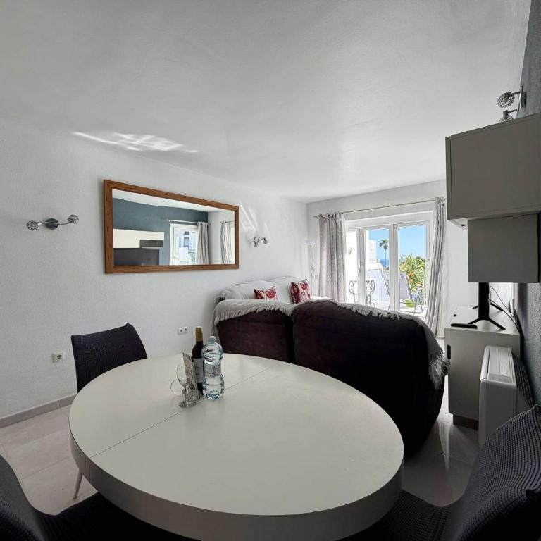 Tropicana 6C - Apartment with Sea Views, Large Terrace and BBQ - Two-Bedroom Apartment with Terrace and Sea View - 11