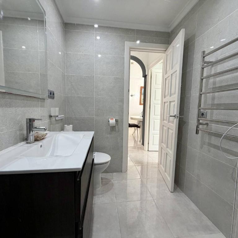 Tropicana 6C - Apartment with Sea Views, Large Terrace and BBQ - Two-Bedroom Apartment with Terrace and Sea View - 17