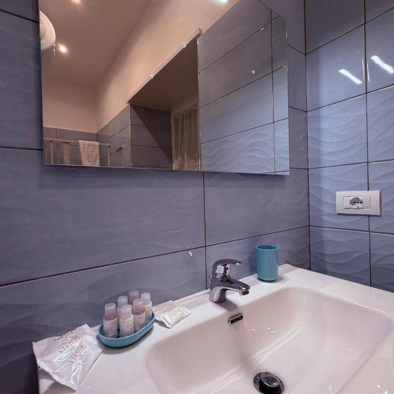 Rifugio nel cuore di Napoli - Triple Room with City View - 7