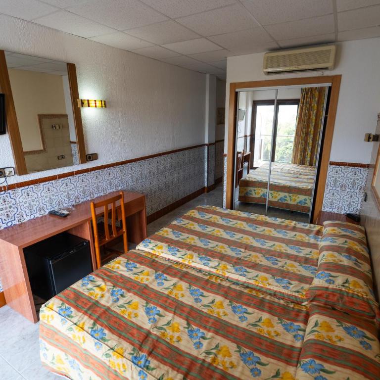 Hotel Univers - Habitación Cuádruple (2 adultos + 2 niños) - 1