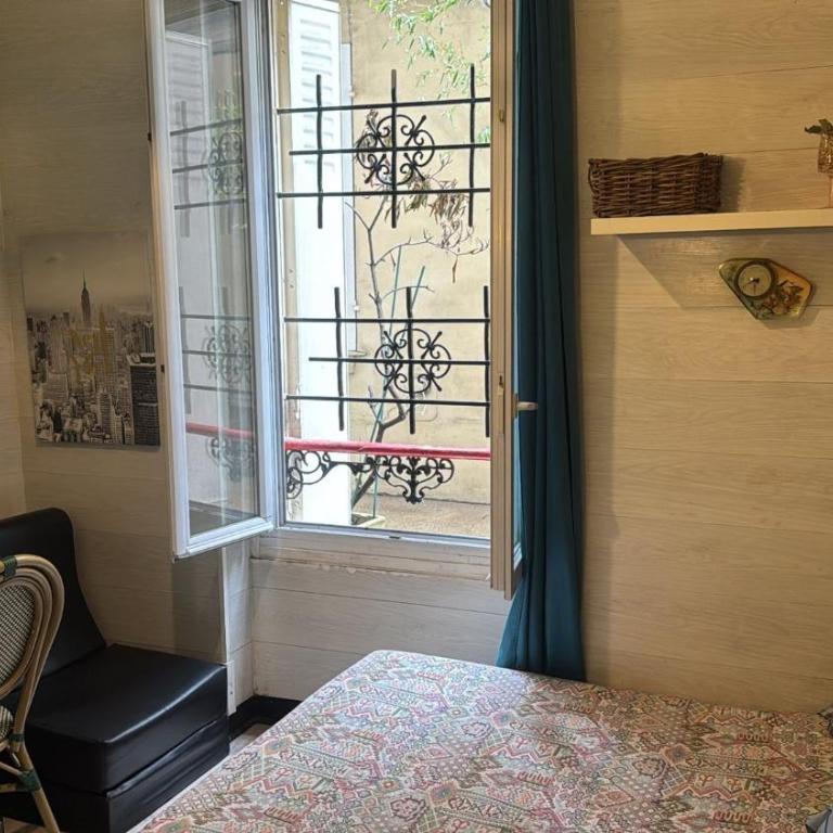 Studio Maryline de 18 m2 - Calme - Rez de chaussée sur patio Privé - Grand Canapé-Lit Clic Clac pour 2 personnes - Kitchenette - Salle de bain - 5 minutes du Métro Brochant de la ligne 13,Bus 54,74 et 31 vers sites touristiques - Appartement 1 Chambre - 7
