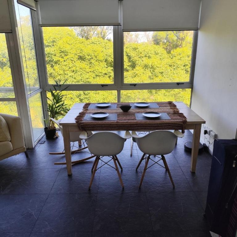 Living, 2 dormitorios con Cochera y Vista a los Bosques, BBQ y Laundry - Apartamento de 3 dormitorios - 1
