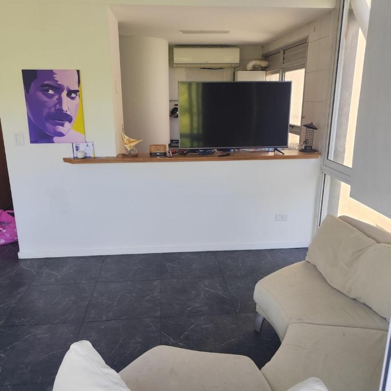 Living, 2 dormitorios con Cochera y Vista a los Bosques, BBQ y Laundry - Apartamento de 3 dormitorios - 11