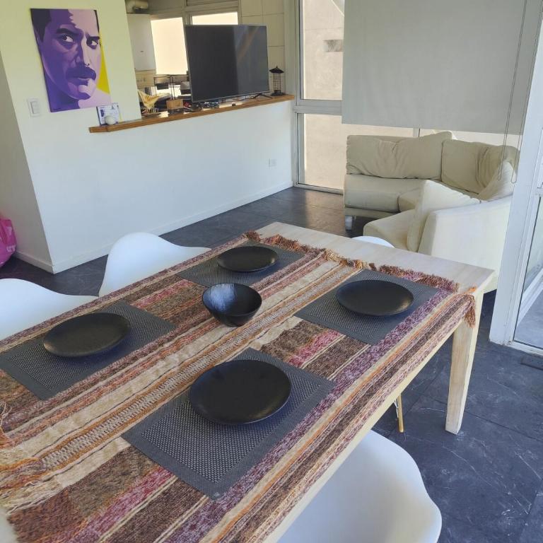 Living, 2 dormitorios con Cochera y Vista a los Bosques, BBQ y Laundry - Three-Bedroom Apartment - 13