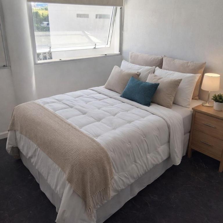 Living, 2 dormitorios con Cochera y Vista a los Bosques, BBQ y Laundry - Apartamento de 3 dormitorios - 21