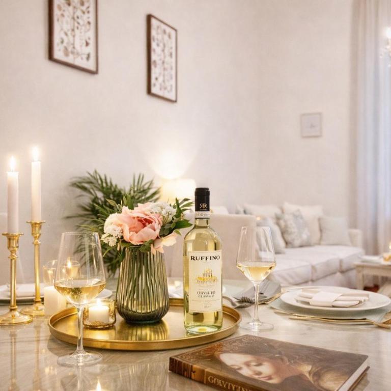 Amazing Premium Apartment in the heart of Florence at the DUOMO, 2 Bedrooms, 2 Bathrooms, 1 Livingroom or extra Bedroom, ideal for 2-8 Guests - Two-Bedroom Apartment - 2