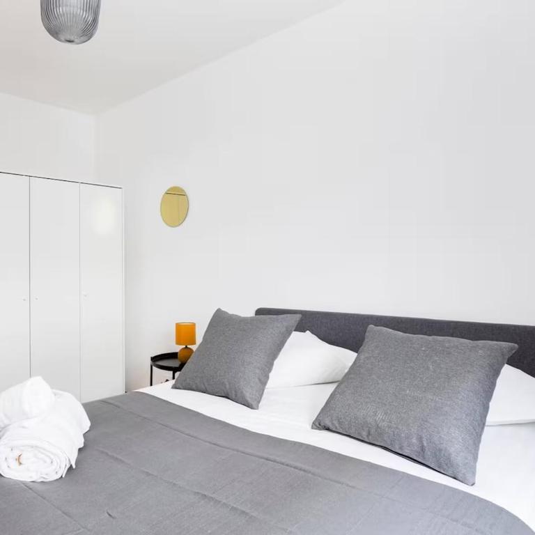 A pair of two-bed apartments with outdoor spaces and parking by the Garonne - Apartment - 24