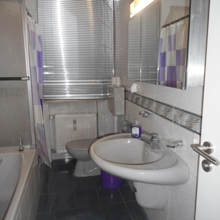 Pension Alis Augsburg - Camera Doppia con Letti Singoli e Bagno in Comune - 3