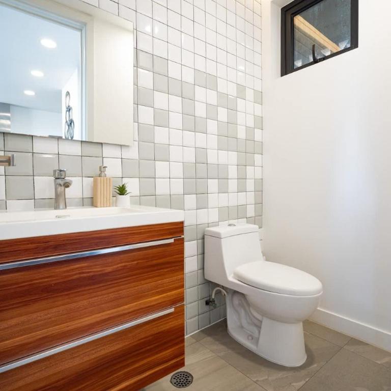 Revolucion Border - Stylish Downtown Suite - Apartment - 11