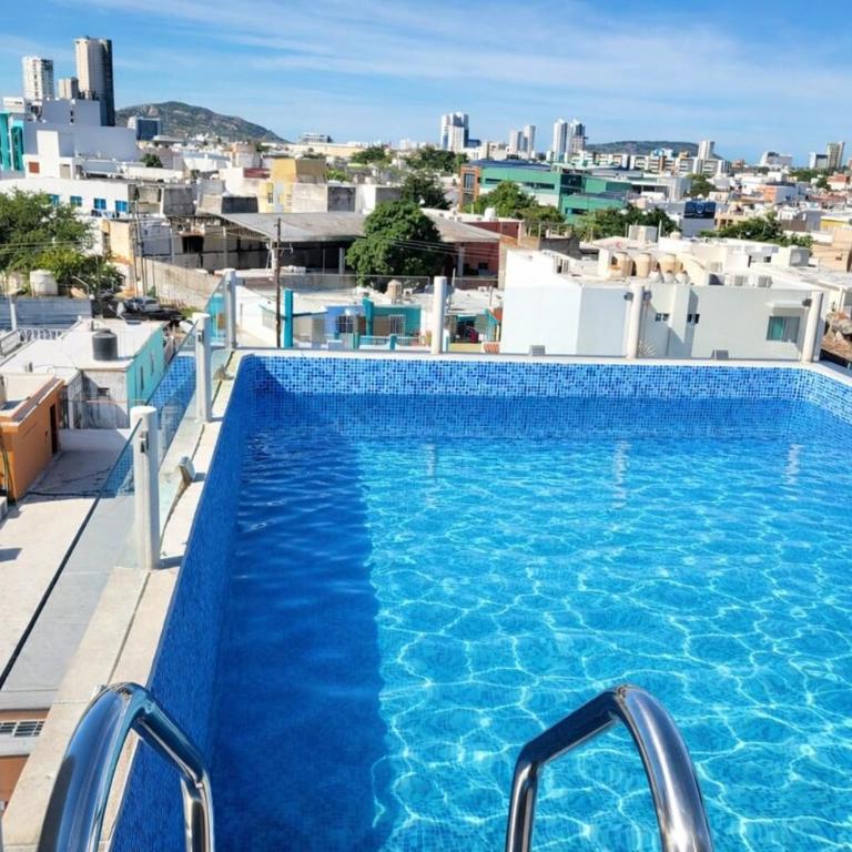 New Two-Bedroom Apartment with a Rooftop Pool, Minutes from the Beach - Apartamento de 2 dormitorios - 1