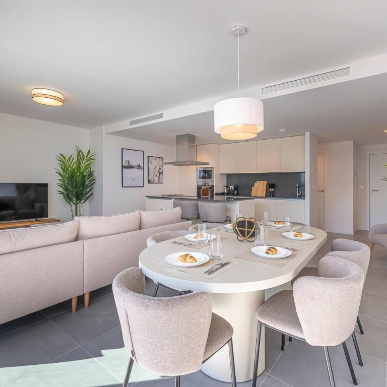 Magnificent 3-Bedroom Apartment, Terrace, Sauna and Swimming Pools - Apartamento de 3 dormitorios - 19